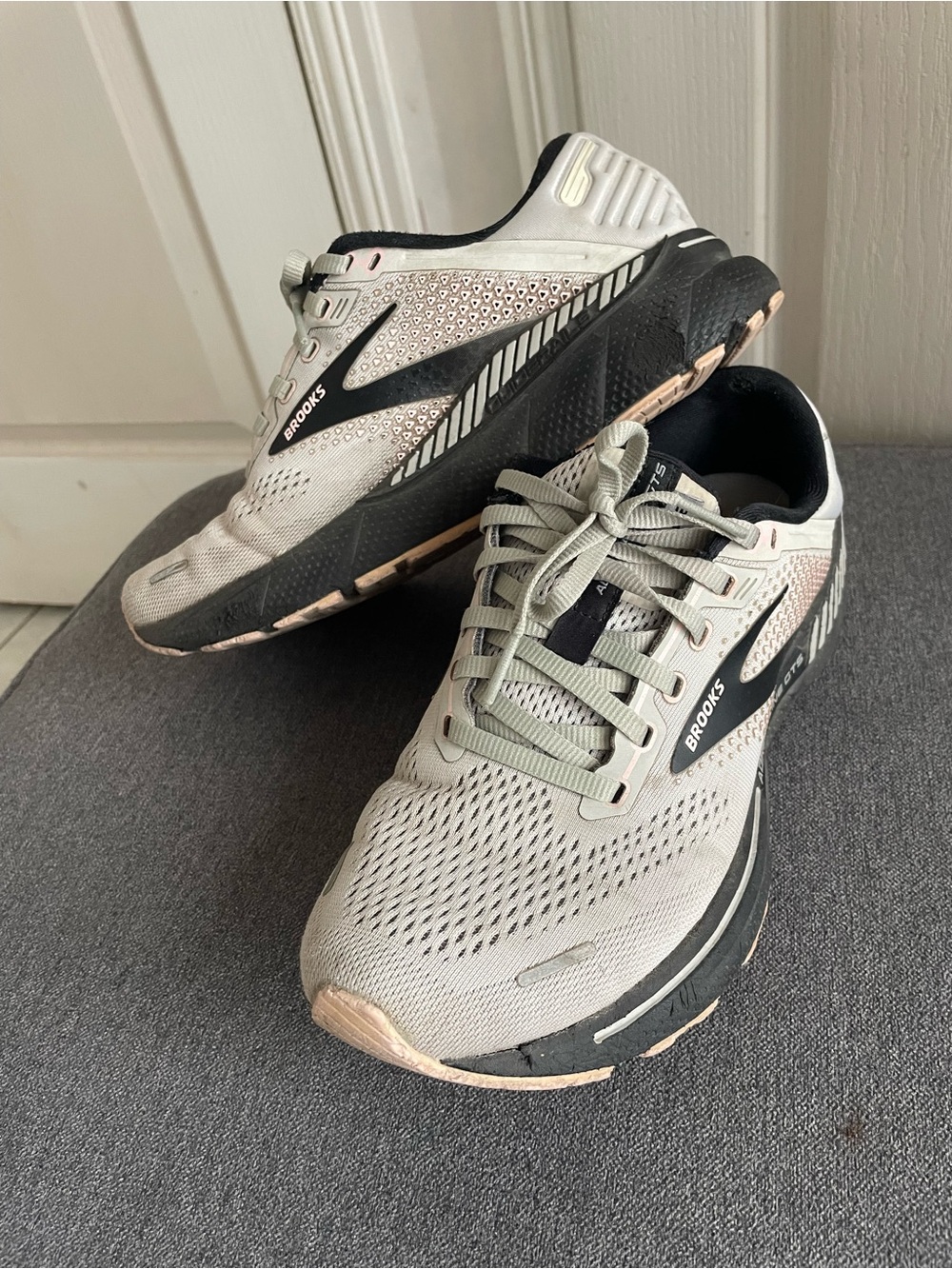 Brooks women Running Shoes - Light Gray / Black